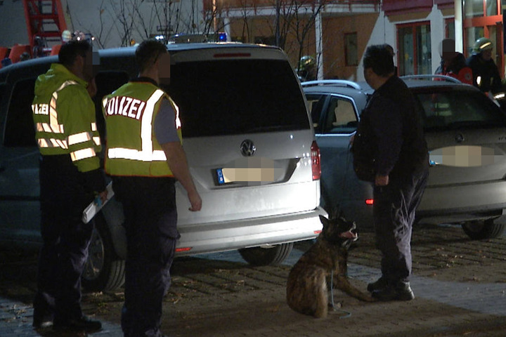 Die Polizei setzte Sprengstoffspürhunde ein, gab später Entwarnung. Die Bewohner konnten noch in der Nacht in die Einrichtung zurückkehren.