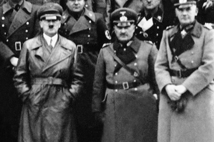 Im Zweiten Weltkrieg wurden das Chiffriergerät von Adolf Hitler und der Wehrmacht genutzt.
