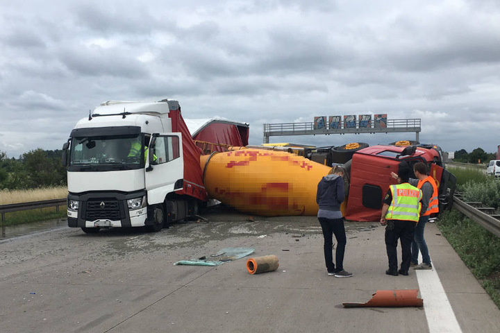 Beton lief aus, die Fahrbahn musste von der Feuerwehr und der Autobahnmeisterei gereinigt werden.