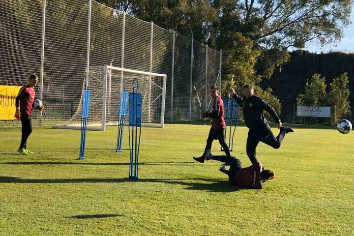 Brano Arsenovic mit seinen Torhütern im Training.