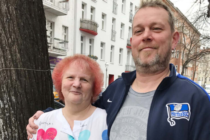 Hertha-Fan Manuel (44) macht sich mit seiner Mutter Sylvia auf die Suche nach dem großen Glück.