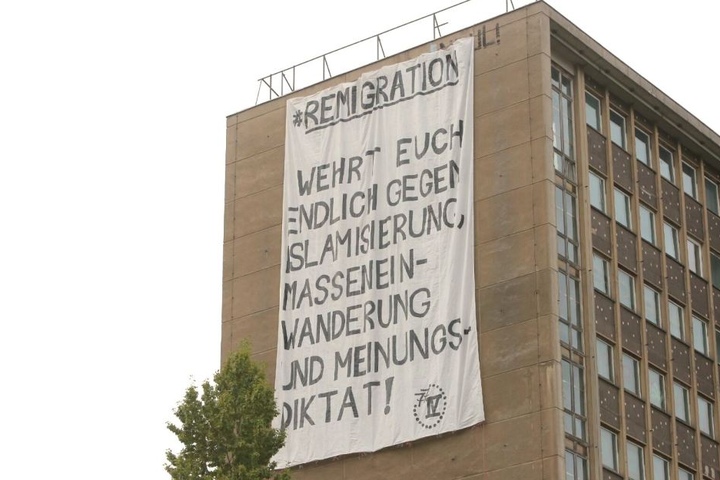 Könnte die Losung einer PEGIDA-Veranstaltung sein.