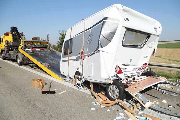 Der Wohnwagen musste mit Spanngurten zusammengehalten werden.