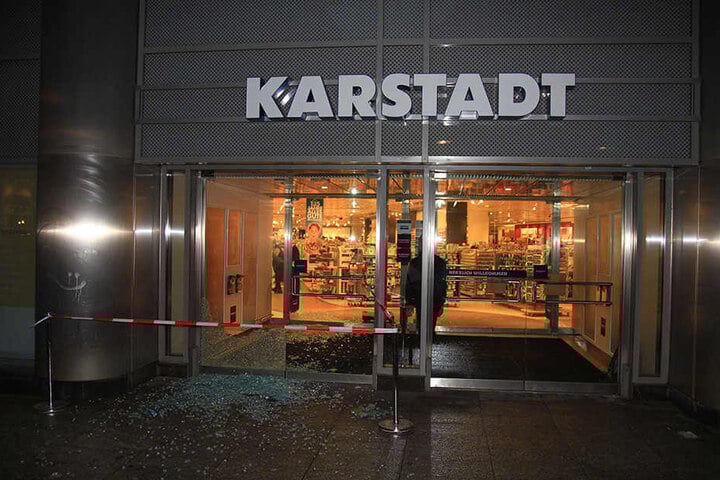 Vor genau einem Monat wurde bereits in den Karstadt eingebrochen. Damals wurden ebenfalls die Türen zerstört.
