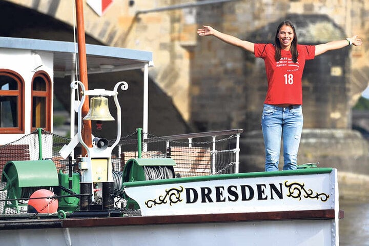Kate Winslet aus „Titanic“ lässt grüßen! Sasa Planinsec auf dem Raddampfer „Dresden“.