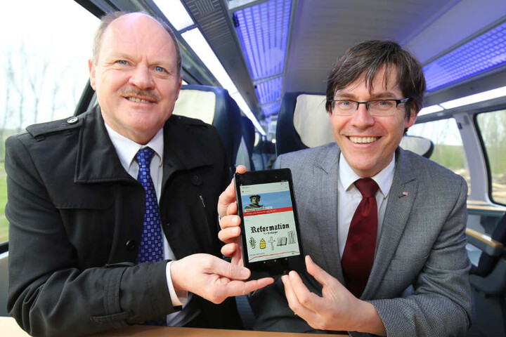 Der Verkehrsminister von Sachsen-Anhalt, Thomas Webel (CDU, l.), und Wolfgang Weinhold, Geschäftsführer von DB Regio Ost (r.) 2017 in einer Regionalbahn.