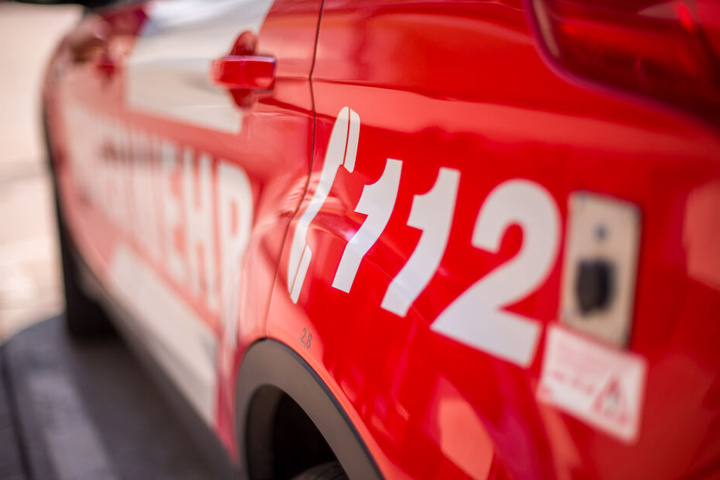 Die beiden Bewohner und auch ein Feuerwehrmann wurden verletzt. (Symbolbild)