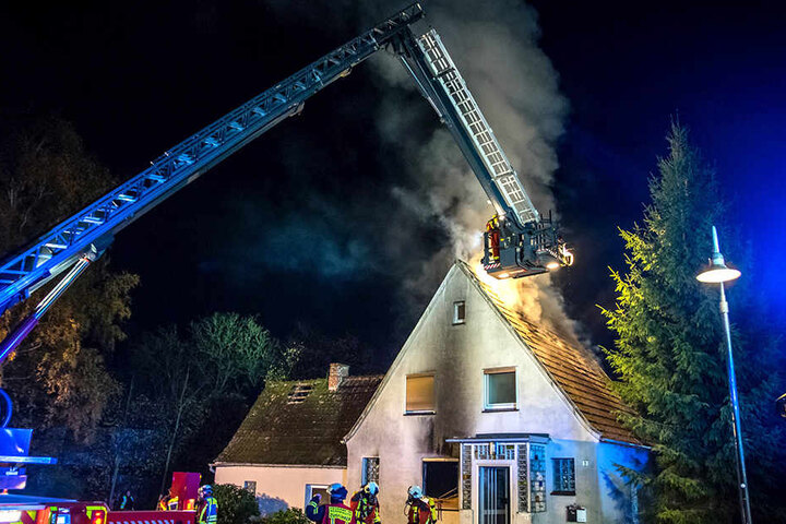 Die Feuerwehr bekam den Brand im Dachstuhl unter Kontrolle.