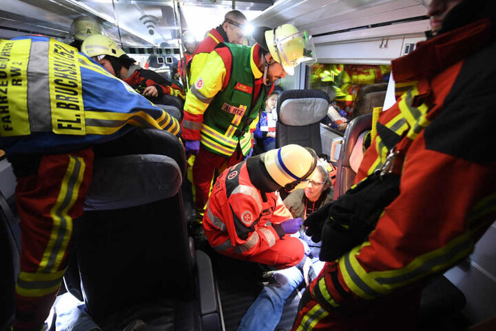Die Rettungskräfte kümmern sich im Szenario des verunglückten Zugs um Statisten, die Verletzte bei der Grossübung darstellen.