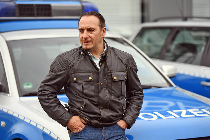 Der Schauspieler Erdogan Atalay spielt die Hauptrolle in "Alarm für Cobra 11". Auch bei der RTL-Serie knallt es regelmäßig auf der A30.