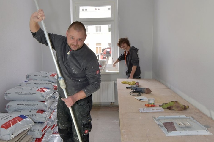Im Brühl 69 sind bereits Handwerker bei der Arbeit: Hier Sven Günther (39)
und Florian Sigl (16) beim Malern.