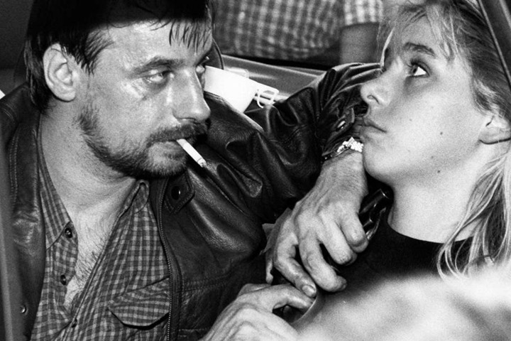 Dieter Degowski bedroht am 18. August 1988 in Köln die Geisel Silke Bischoff mit einer Waffe.