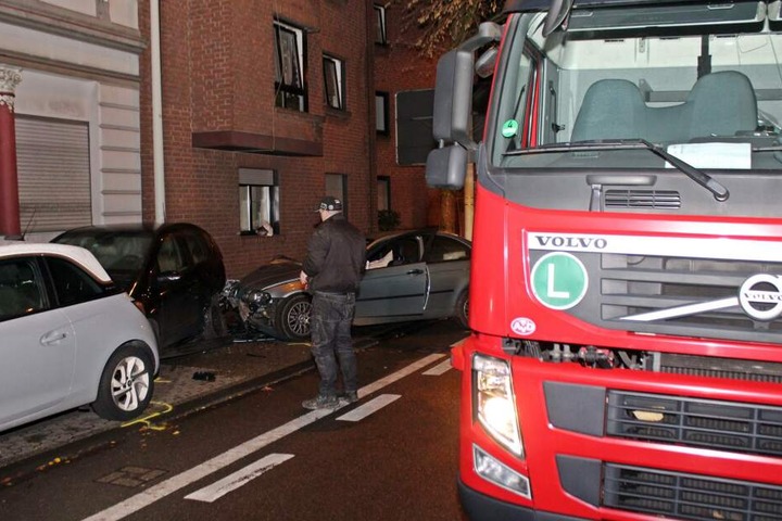 Ein Trümmerfeld aus beschädigten Autos ist bei dem Unfall eines betrunkenen Fahrers entstanden.