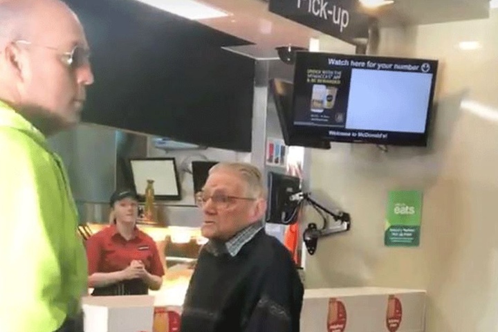 Der Rentner Bert (88) war total überrascht.