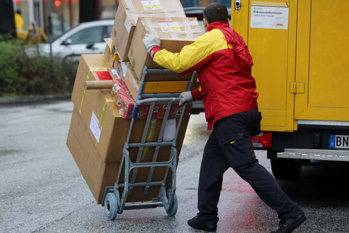 Ein Paketbote der Post.