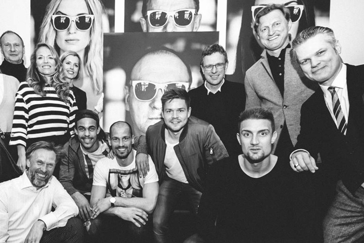 Als Modell von Fotografin Katja Kupfer (gestreift) dienten unter anderem Yussuf Poulsen (2.u.l.), Fabio Coltorti, Dominik Kaiser, Ralf Rangnick und Stefan Ilsanker.