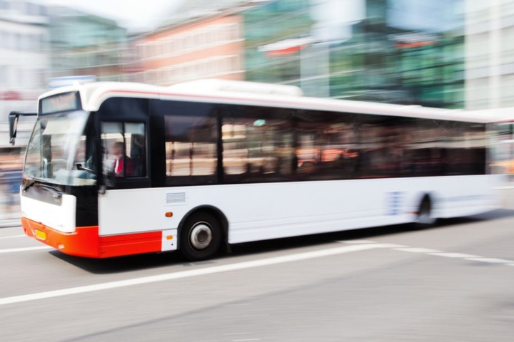 Der Fußgänger wurde von einem Linienbus erfasst. (Symbolbild)