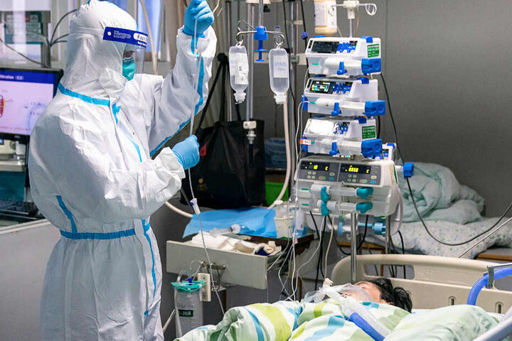Der Tropf eines Patienten wird im Intensivkrankenhaus überprüft.