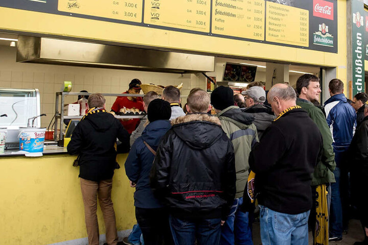 Wie schon gegen Bielefeld müssen die Dynamo-Fans Bier und Bratwürste wieder mit Bargeld bezahlen.