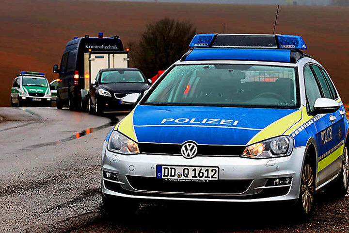 Am Mittwoch durchkämmten die Ermittler das Feld in Breitenau. Fundort der Leiche
und Tatort sind offenbar nicht identisch.