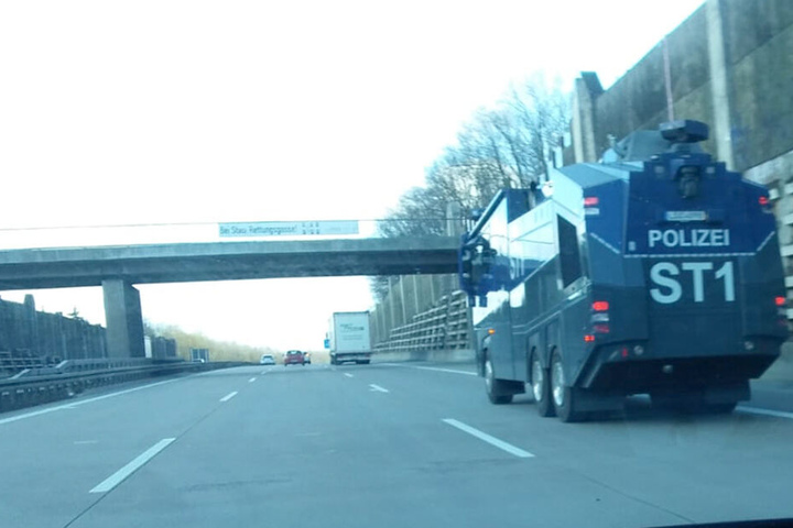 Am Montagmorgen waren schon Wasserwerfer auf der Autobahn in Richtung Chemnitz unterwegs.
