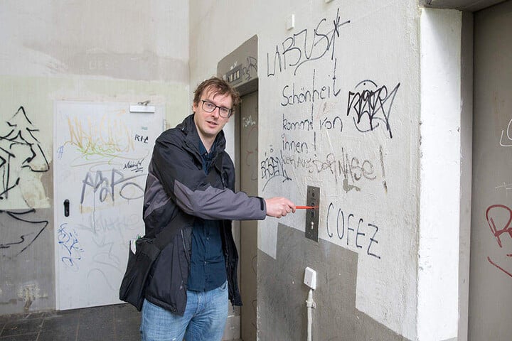 Beschmierte Bröckel-Wände, marode Leitungen und auch der Fahrstuhl macht keinen vertrauenswürdigen Eindruck.