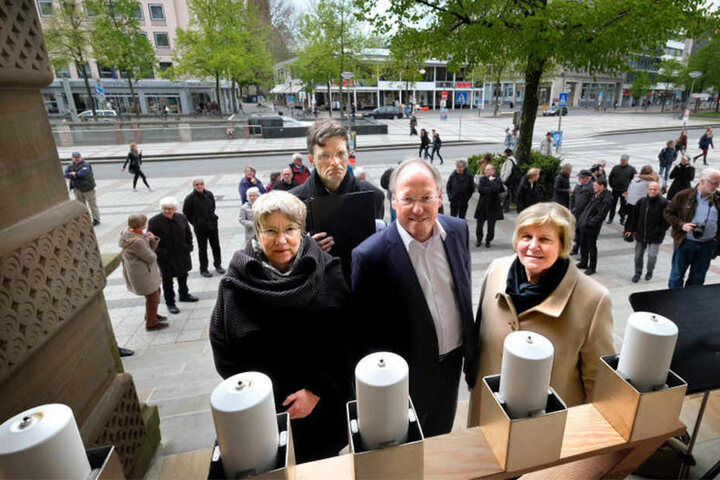 Nicht nur (v. l.) Regine Burg, Martin Decker, Pit Clausen und Irith Michelsoh, sondern auch gut 250 weitere Menschen gedachten im Laufe des Tages ermordeten Jüdinnen und Juden aus Bielefeld.