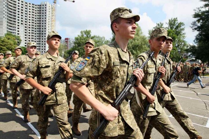 Sascha will nicht in den Ukraine-Krieg
ziehen: Ausbildungseinheit
ukrainischer Offiziere in
einem Militärinstitut in Kiew.