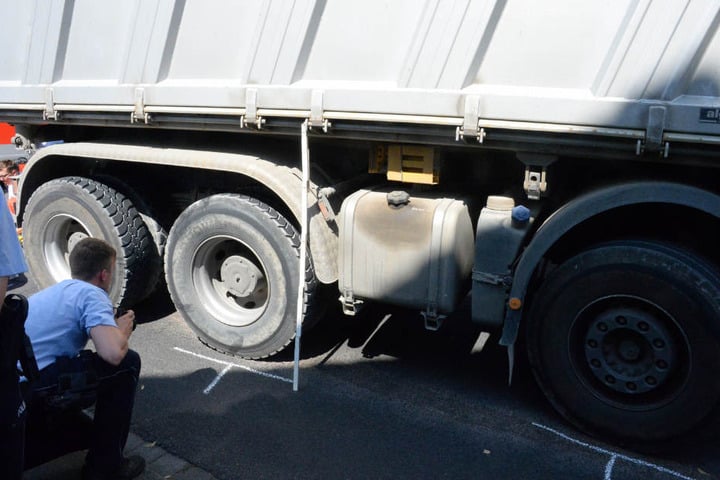 Bei dem Unfall geriet die Frau unter den LKW