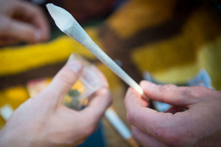 Die Versorgung von Schwerkranken mit Cannabis in der Landeshauptstadt steht im Fokus. (Symbolbild)