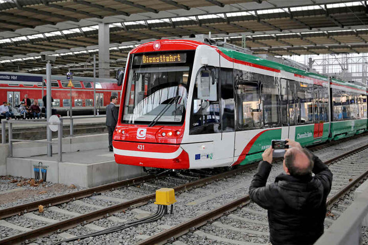 Die Fahrt endet für die Bahnen bislang im Hauptbahnhof, ab Oktober geht es dann bis zur Zentralhaltestelle.