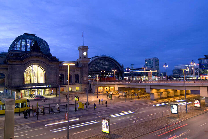 Der Dresdner Hauptbahnhof bei Nacht.