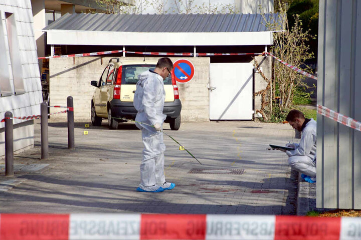 Mitarbeiter der Spurensicherung der Polizei untersuchenin Löwenstein bei Heilbronn den Tatort. (Archivbild)
