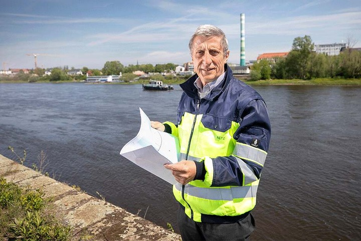 DREWAG-Projektleiter Norbert Gassel (61) am Elbufer (Höhe Volksfestgelände), wo der Tunnel zur Neustädter Seite entlanglaufen soll.