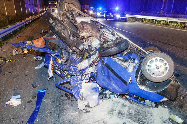 Der Daewoo blieb bei dem Unfall auf dem Dach liegen.