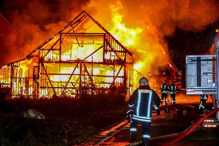 Die Scheune in Markersbach fackelte komplett ab.