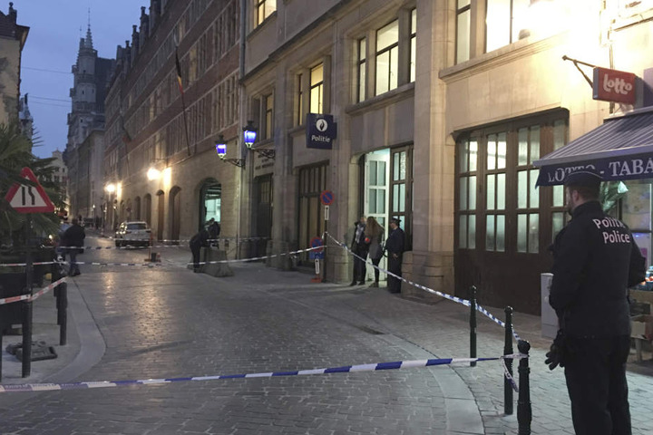 Ein Polizist wurde von einem Angreifer mit einem Messer verletzt, der Angreifer daraufhin in der Nähe des Grand Place im historischen Zentrum von Brüssel angeschossen.