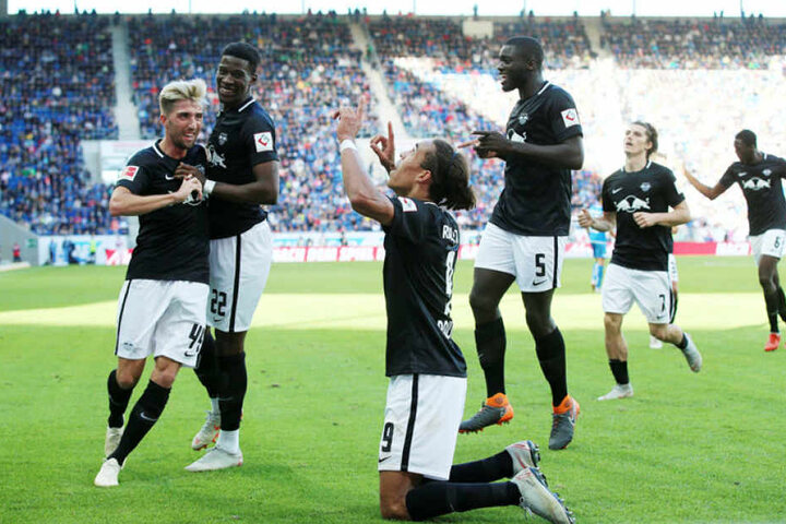 Kevin Kampl, Nordi Mukiele, Dayot Upamecano, Marcel Sabitzer und Ibrahima Konaté kommen angestürmt, um mit Torschütze Poulsen (kniend) zu feiern.