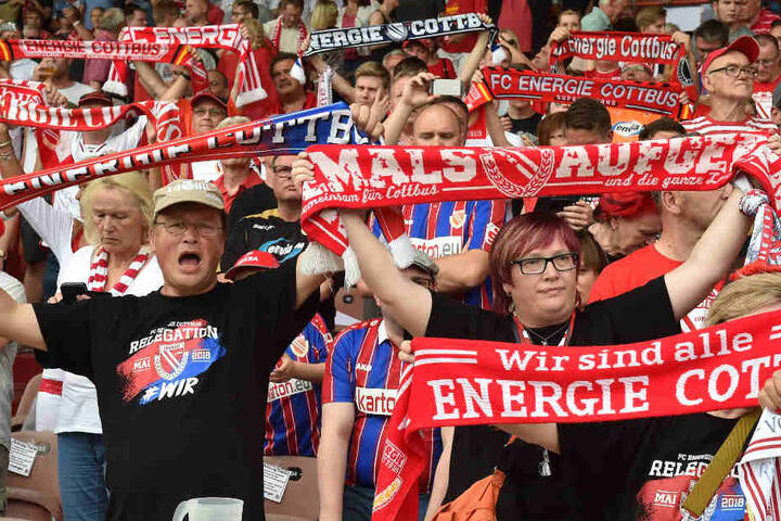Die Cottbuser Fans feuern ihre Mannschaft an.
