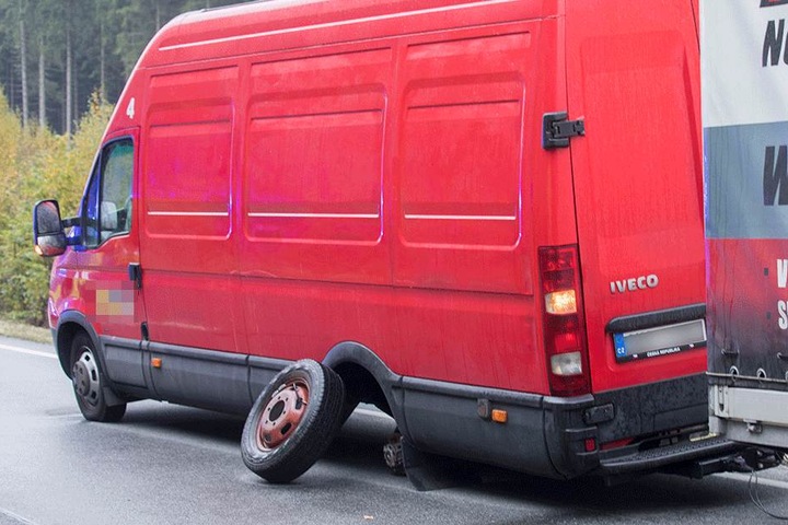 Ein Transporter wechselte seinen Reifen und verursachte den Unfall mit.