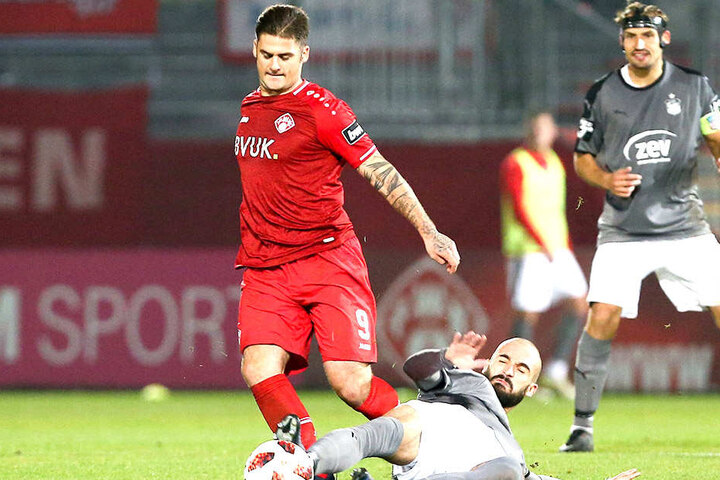 Geht rustikal zur Sache: Nico Antonitsch (am Boden) grätscht gegen Würzburgs Dominic Baumann.