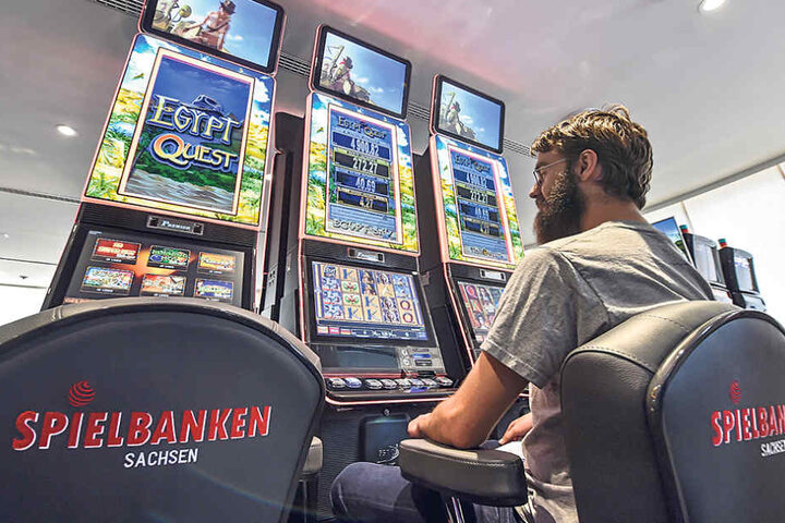 Im modernen Anbau hinterm „Café Prag“ eröffnet in der ersten und zweiten
Etage die „Spielbank Dresden“.