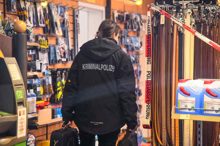Die Kriminalpolizei sichert Spuren.