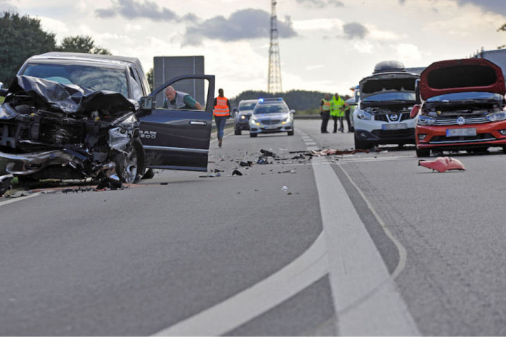 Die gesperrte Autobahn 20 war nach dem Unfall ein Trümmerfeld.