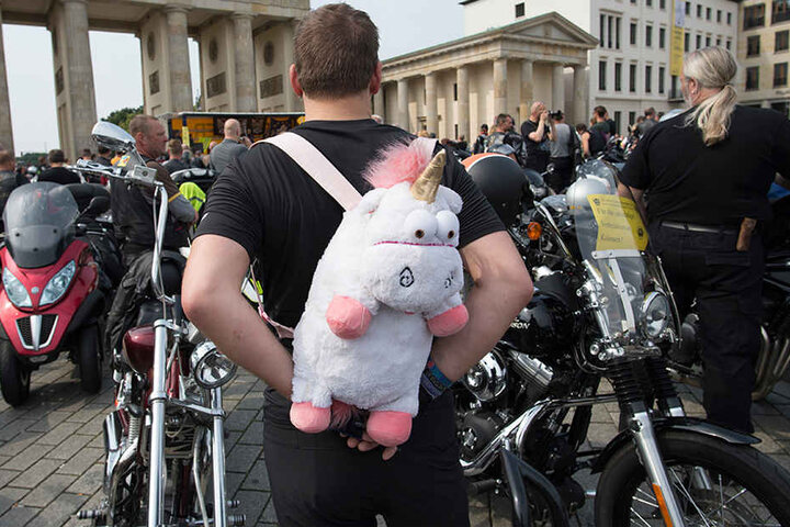 Auffallen ist ist alles: Einen besonderen Rucksack trägt auf dem Pariser Platz ein Teilnehmer der 12. Sternfahrt der BikerUnion.