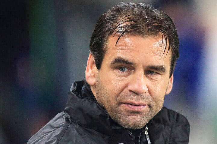 Ulf Kirsten am Spielfeldrand bei einem Legenden-Match für Hochwasseropfer.