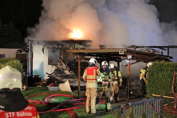 Feuerwehrleute mit Atemschutzmasken waren vor Ort im Einsatz.
