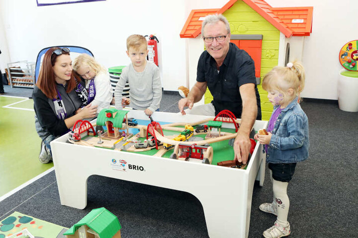 Detlef Süß (2.v.r.) vom Kinderparadies Süß sponserte die Spielzeuge im Kids-Club.