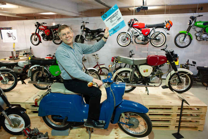 Ehrensache: Museumsleiter Dirk Schmerschneider (48) zeigt seine private Simson "Schwalbe" (Baujahr Januar 1965) in der Ausstellung - hier mit originalem Händler-Preisschild (1250 Mark Deutscher Notenbanken).