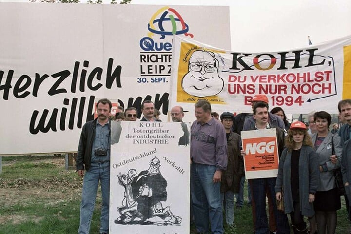 Es gab aber auch Kritik an Kohls Politik, vor allem wegen der zunächst ausbleibenden blühenden Landschaften.